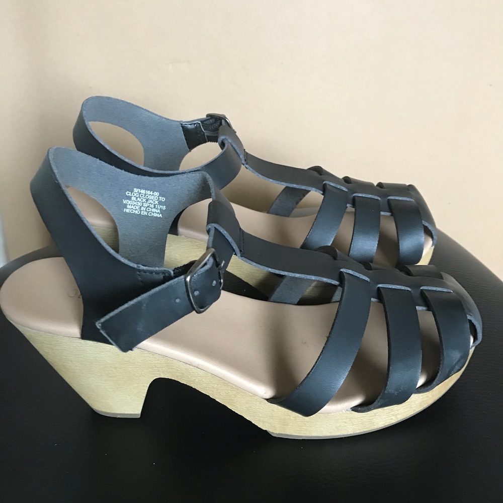 Old Navy closed toe Swedish-style clogs